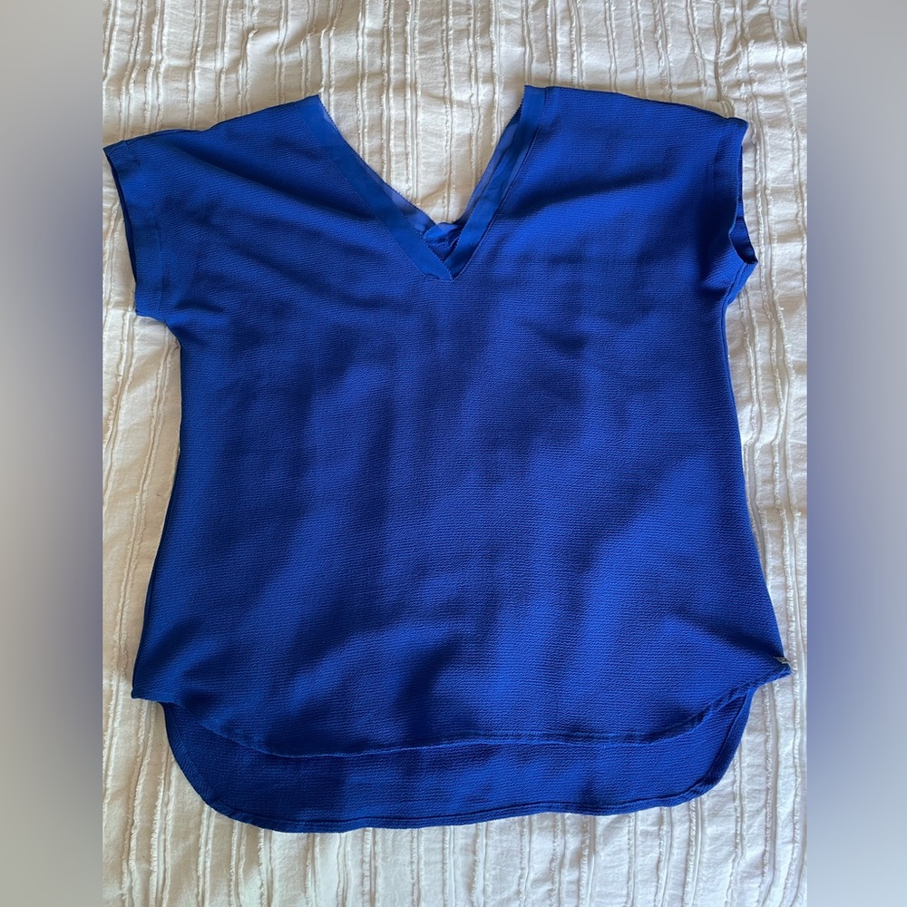 Stunning blue T